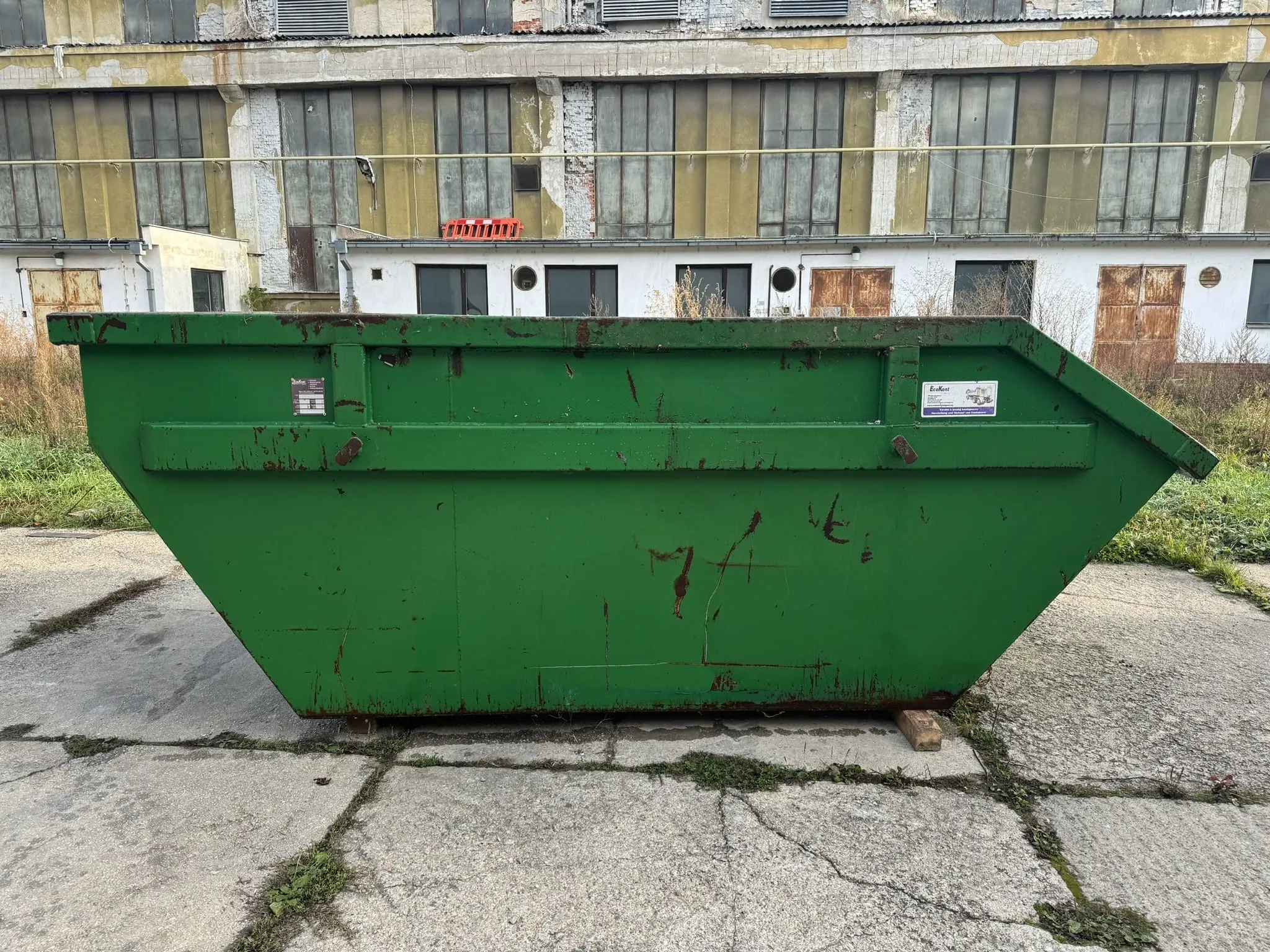 Opotrebovaný oceľový kontajner s degradovaným náterom pred renováciou antikoróznej ochrany.